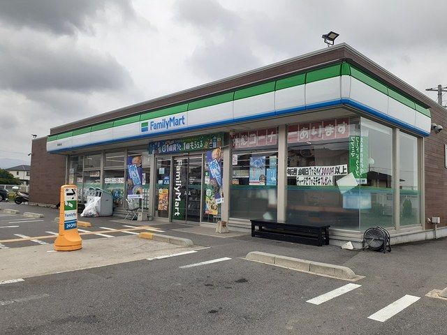 コンビニ　ファミリーマート様（コンビニ）まで603m