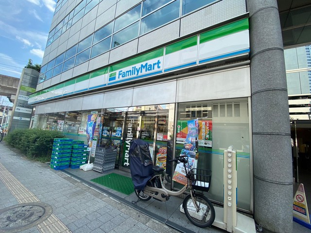 コンビニ　ファミリーマート千住警察署前店（コンビニ）まで114m