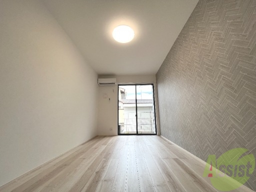 居室・リビング　８．３帖、広めのフローリングのお部屋です