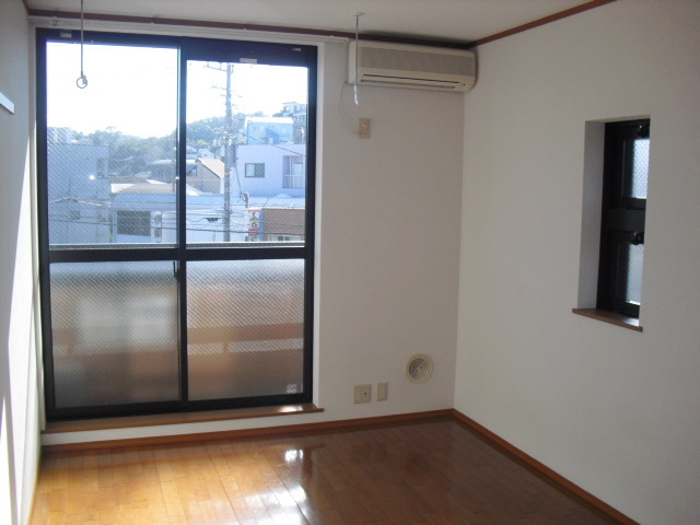 居室・リビング　最上階角部屋２面採光　通風・採光良好です