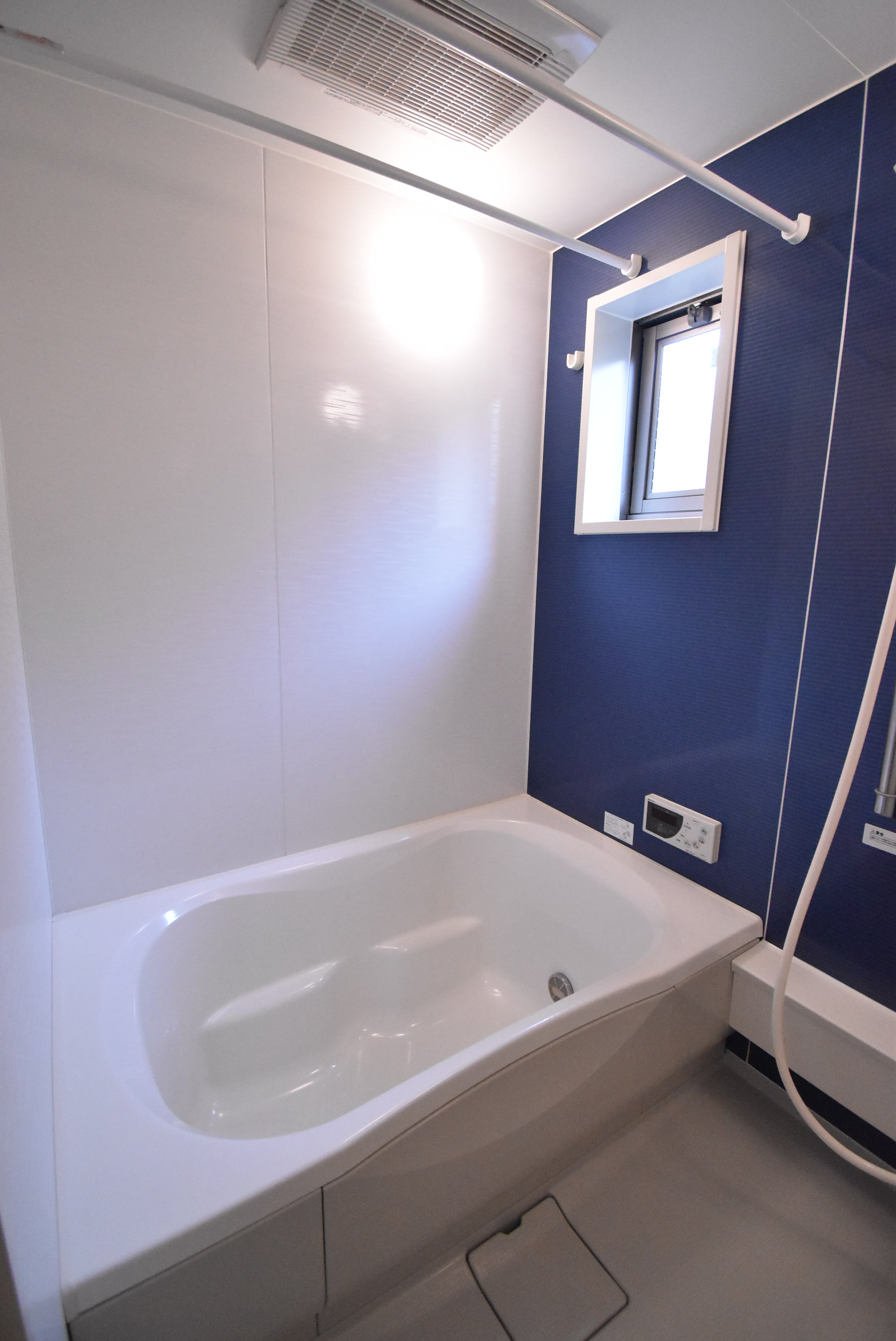 バス・シャワールーム　追炊き及び浴室乾燥機付き！窓があって明るいです♪