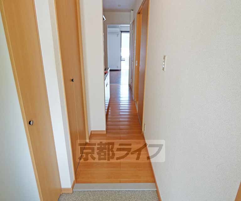 その他部屋・スペース　玄関から見た廊下です。