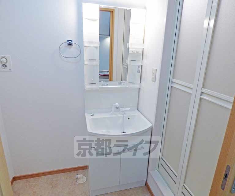 洗面設備　綺麗な独立洗面台です。