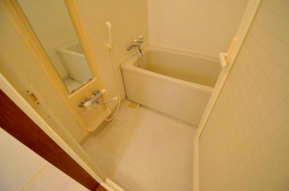 バス・シャワールーム　1日の疲れをとってくれる浴室です。