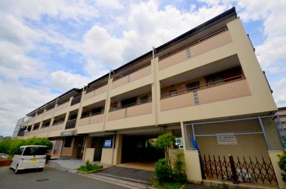 建物外観　存在感のある外観ですね。