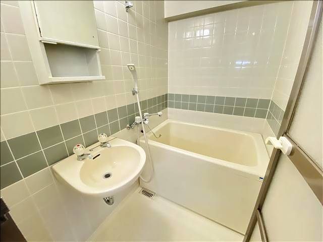 バス・シャワールーム　洗面台付きでお手入れが楽です。