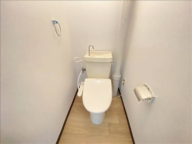 トイレ　温水洗浄機能付きのトイレです。