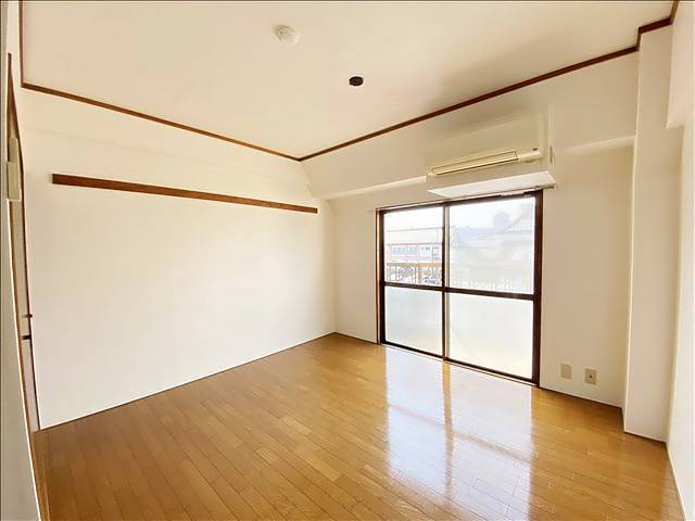 居室・リビング　フローリングになっております。