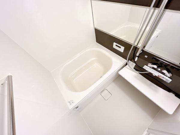 バス・シャワールーム　浴室乾燥機、追い焚き機能付きバス！