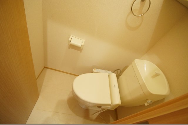 トイレ　温水洗浄便座です。