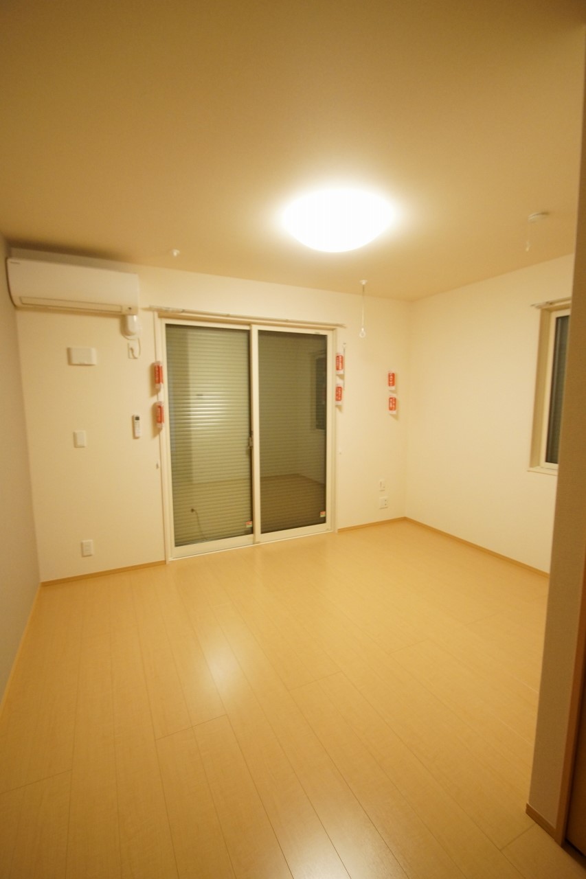 居室・リビング　落ち着いた色合いの床材を使用した居住空間