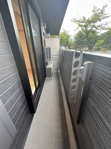 バルコニー　落ち着いたエントランスです