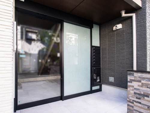 エントランス　スタイリッシュなおエントランスですね♪