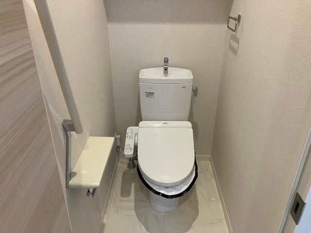 トイレ　。暖房洗浄便座があります。また、手すり付きのペーパーホルダ…