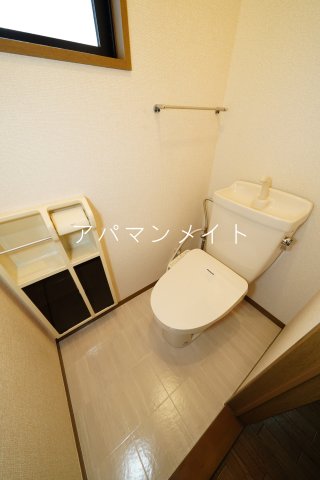 トイレ　落ち着いた色調のトイレです