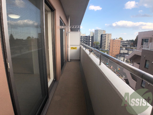 バルコニー　バルコニーはよく日が当たり気持ちのいい空間です。