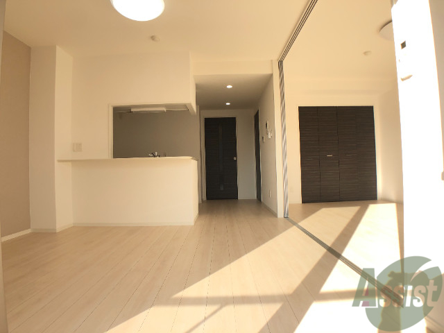 居室・リビング　広くきれいなリビングは明るい光も良く差します。