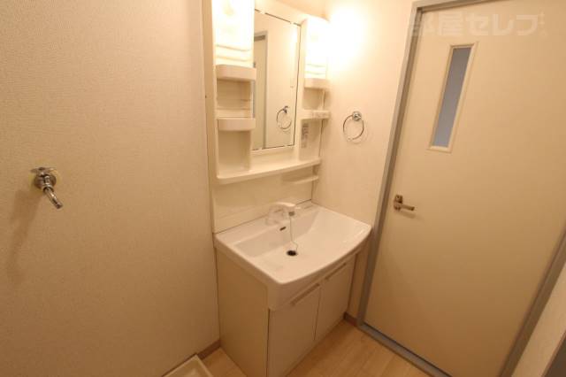 洗面設備　洗髪洗面化粧台の独立洗面所です。