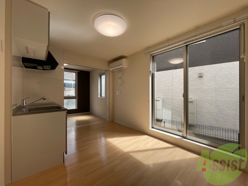 居室・リビング　広々とした６．２帖のダイニングキッチンになります。