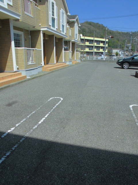 駐車場　敷地内に平面駐車場、駐輪場で便利です！