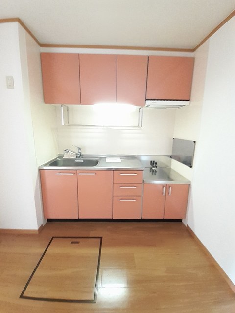 キッチン　収納豊富、作業スペースが広いキッチンです♪