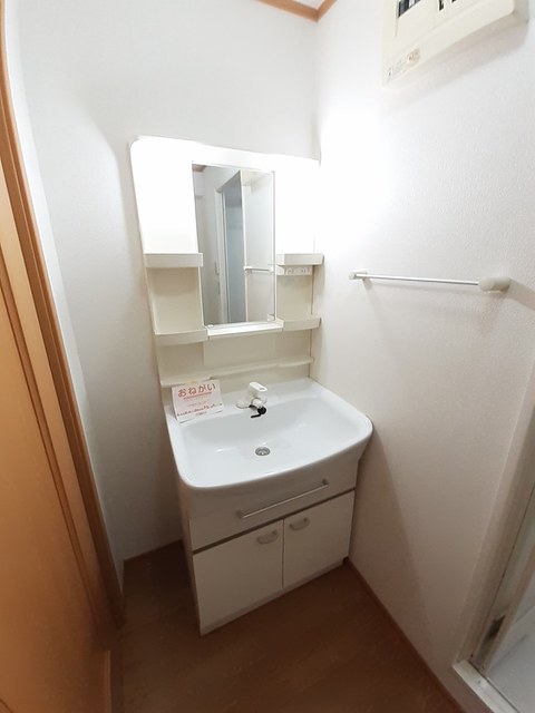 洗面設備　洗面具が取りやすいホルダー付きです！