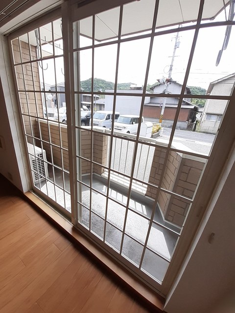 バルコニー　南向きのバルコニーで洗濯物がよく乾きますね♪