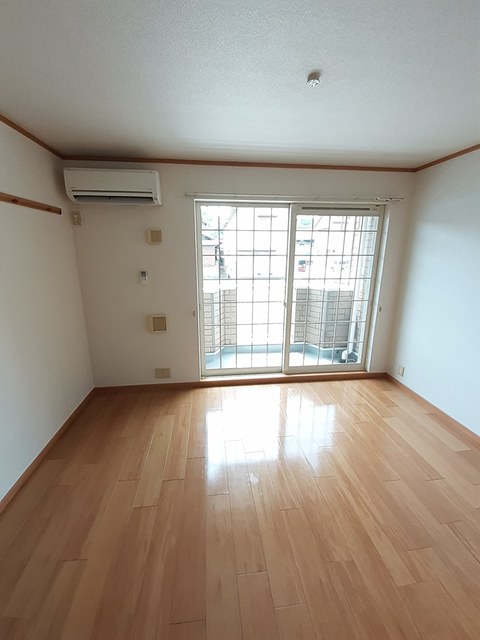 居室・リビング　南向きで陽当たり良好なお部屋です♪エアコン付きで快適♪