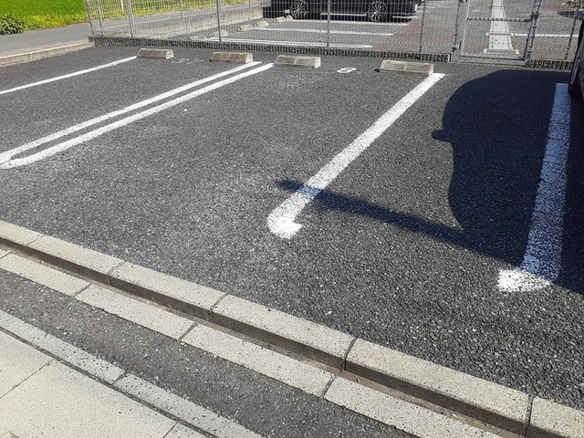 駐車場　駐車場があるので、車を買う予定の方も安心です