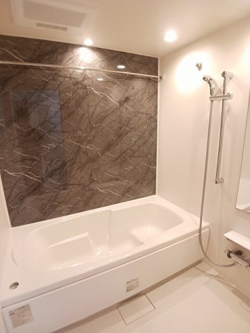 バス・シャワールーム　落ち着いた空間のお風呂です