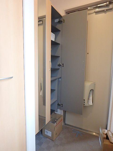 玄関　鏡付の便利な靴箱です