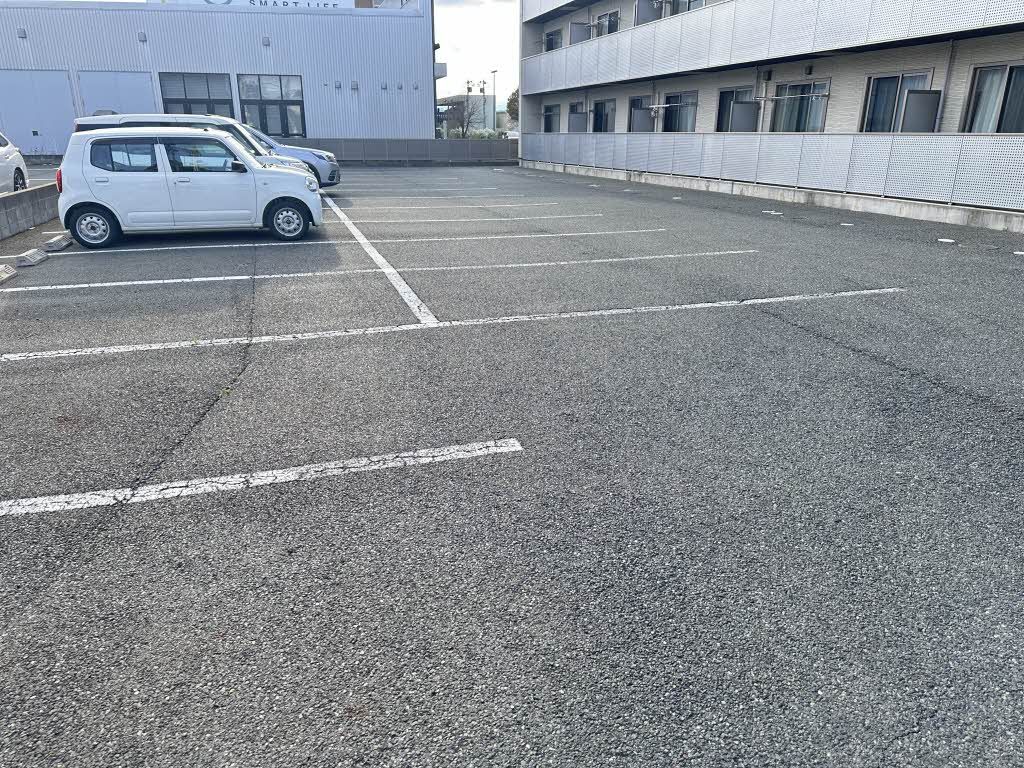 建物外観　駐車場