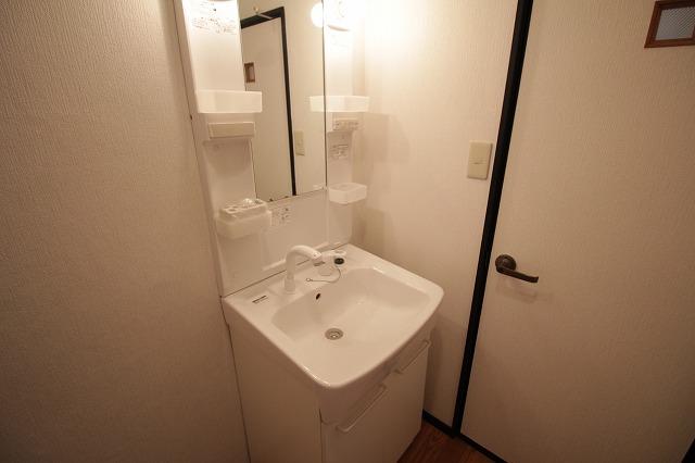 洗面設備　独立洗面台、朝の身支度には欠かせません ※現況優先