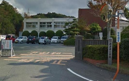 小学校　岡垣町立海老津小学校（小学校）まで770m