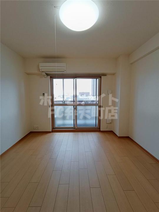 居室・リビング　こちらの居間で趣味の時間をお楽しみください