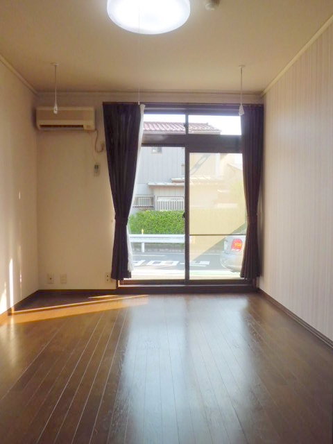 居室・リビング　南向きフローリング６帖