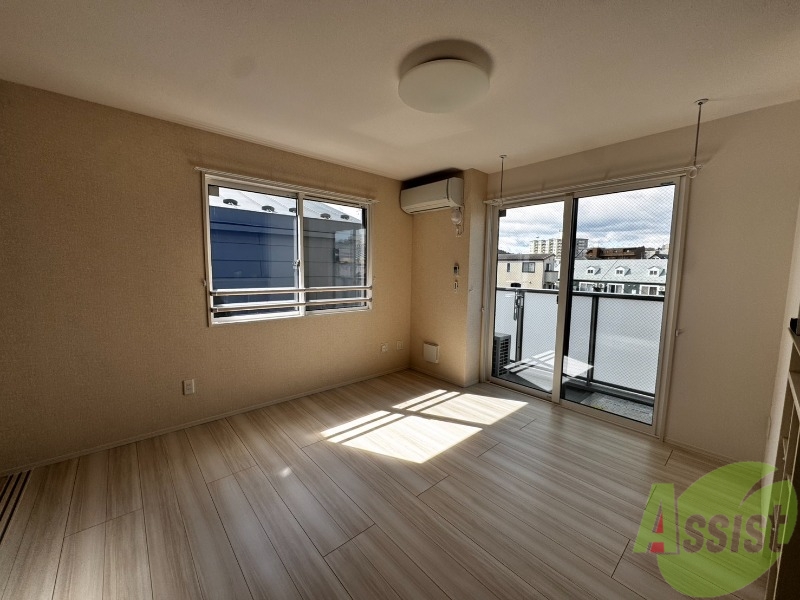 居室・リビング　こちらはリビングです。日差しが差し込んでいて明るいです。