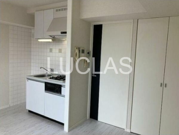 居室・リビング　落ち着いた色味の床材がくつろぎ空間を演出♪