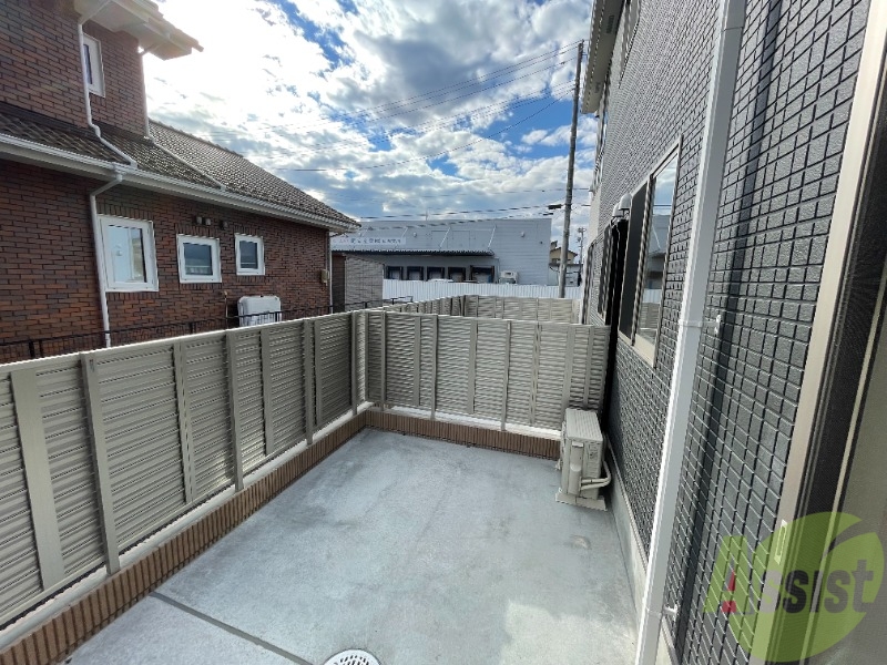 バルコニー　バルコニーは洗濯物がしっかり干せそうな広さです。