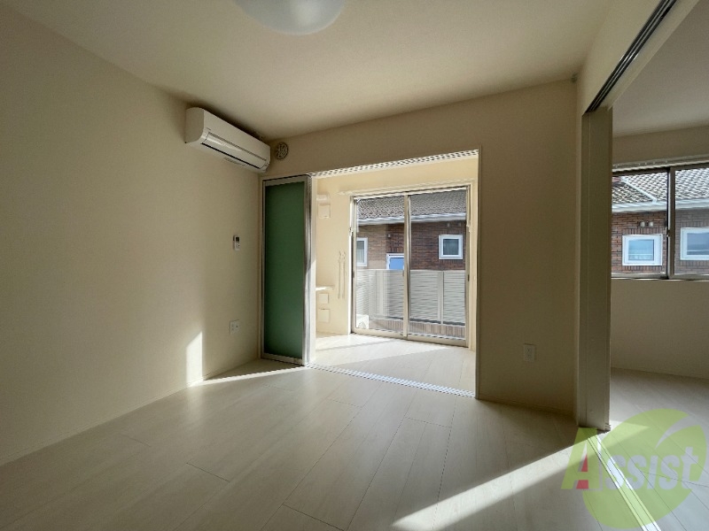 居室・リビング　白を基調とした清潔感のあるお部屋ですね。