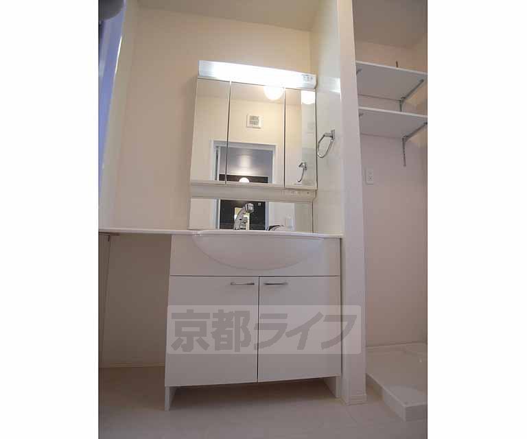 洗面設備　明るい洗面台です。