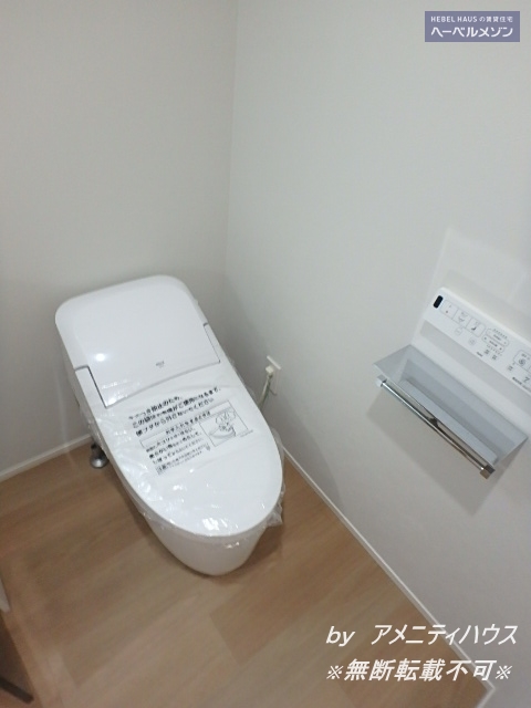 トイレ　●温水洗浄暖房便座付きの快適なトイレスペース。