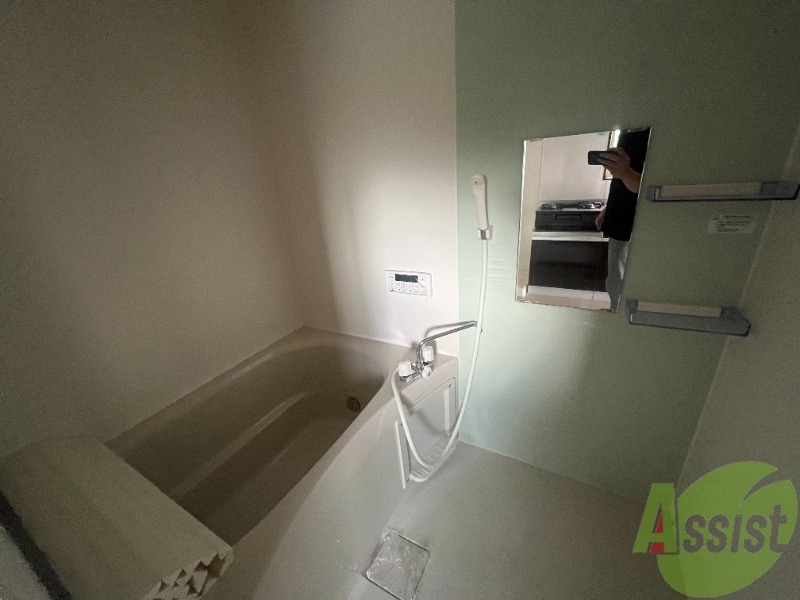 バス・シャワールーム　バスルームは狭すぎず、シャワーも浴びやすそうです。