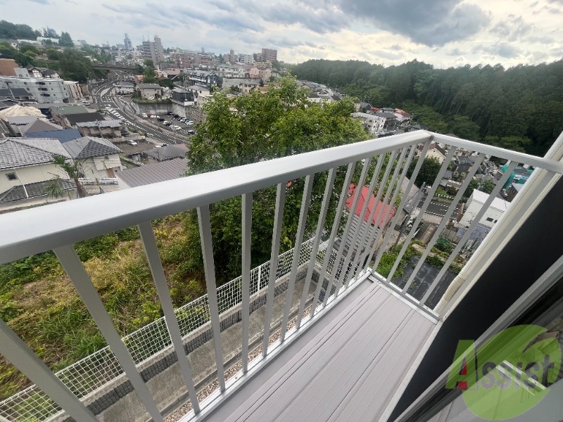 バルコニー　バルコニー。洗濯物がはかどりそうな広さがありますよ。