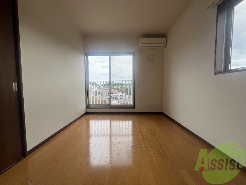 居室・リビング　７帖の洋室です。広々として、きれいですね。