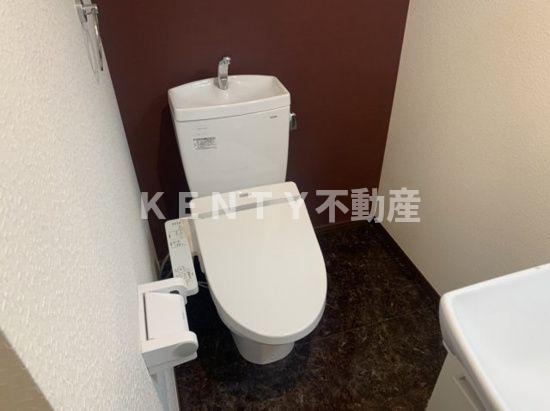 トイレ　落ち着いた色調のトイレです