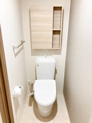 トイレ　落ち着いた色調のトイレです