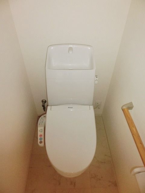 トイレ　温水洗浄便座付きのトイレです