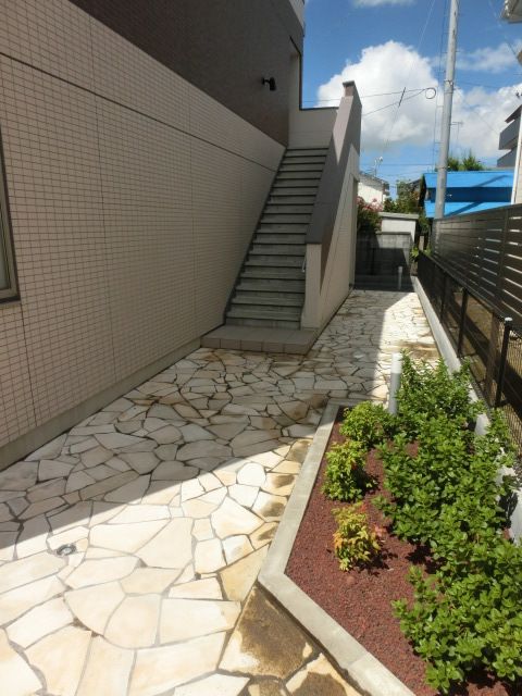 エントランス　2階へ上がる階段です