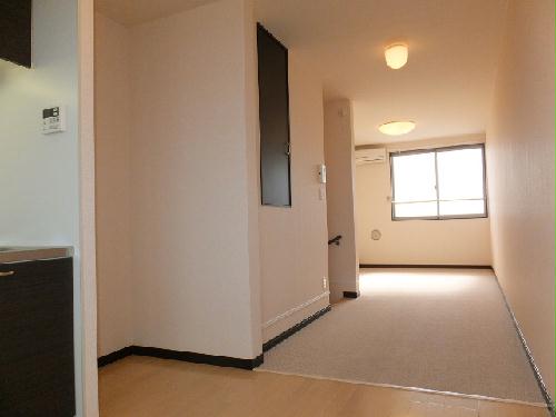 居室・リビング　手前がキッチン、奥がリビングになってます♪